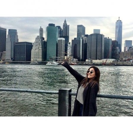 160 manatla ABŞ-a köçən məşhur: Dollar bahalaşanda çox sevindim