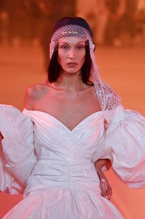 Xərçəngdən vəfat edən modelyerin son kolleksiyası - Fotolar