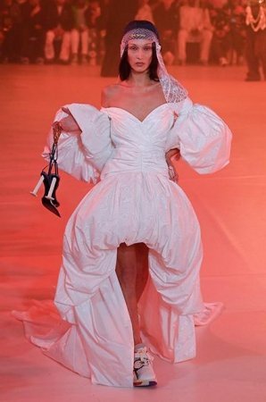 Xərçəngdən vəfat edən modelyerin son kolleksiyası - Fotolar