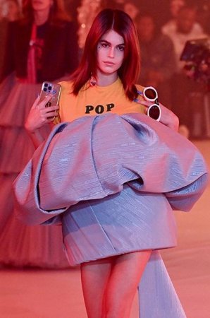 Xərçəngdən vəfat edən modelyerin son kolleksiyası - Fotolar