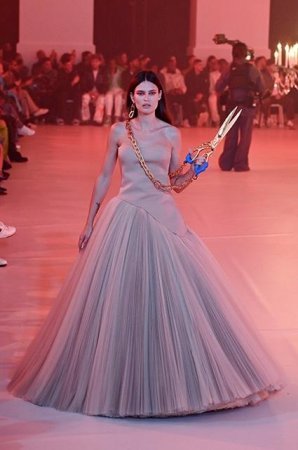 Xərçəngdən vəfat edən modelyerin son kolleksiyası - Fotolar