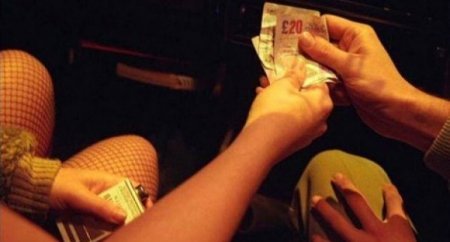 Məni gündə azı 10 nəfərlə görüşdürürdü, pulları özü alırdı... - "Satılan" qadınların aqibəti