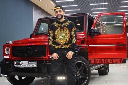 İnsanlara “iPhone”, “Ferrari”, dollar paylayan bloger - Azərbaycanlı Hüseyn bu qədər pulu haradan qazanır?