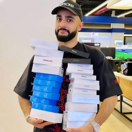 İnsanlara “iPhone”, “Ferrari”, dollar paylayan bloger - Azərbaycanlı Hüseyn bu qədər pulu haradan qazanır?