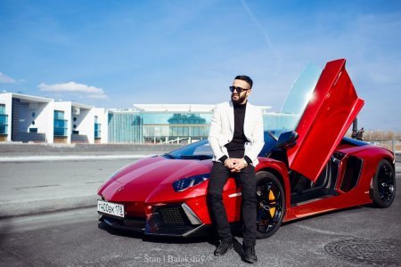 İnsanlara “iPhone”, “Ferrari”, dollar paylayan bloger - Azərbaycanlı Hüseyn bu qədər pulu haradan qazanır?