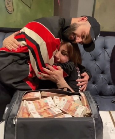 İnsanlara “iPhone”, “Ferrari”, dollar paylayan bloger - Azərbaycanlı Hüseyn bu qədər pulu haradan qazanır?
