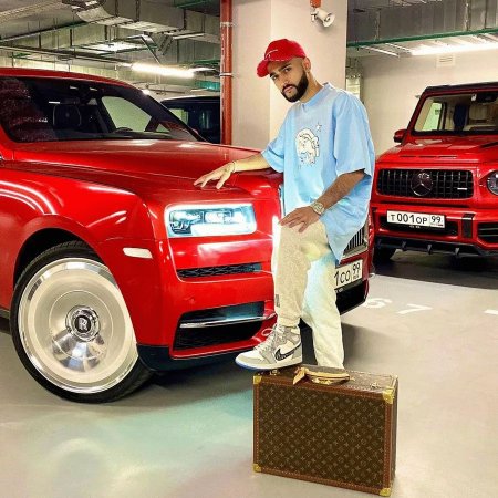 İnsanlara “iPhone”, “Ferrari”, dollar paylayan bloger - Azərbaycanlı Hüseyn bu qədər pulu haradan qazanır?