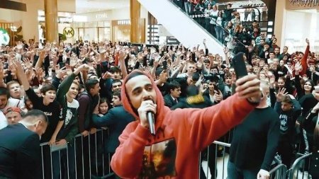 İnsanlara “iPhone”, “Ferrari”, dollar paylayan bloger - Azərbaycanlı Hüseyn bu qədər pulu haradan qazanır?