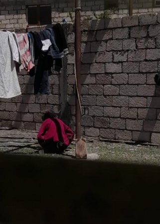 19 yaşlı qızını zirzəmidə ac saxlayan ata tutuldu - Fotolar