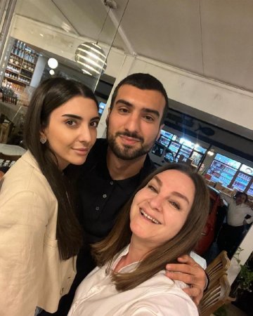 Mahir Emreli və bacısı ilə fotolarını paylaşdı