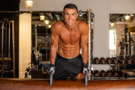 Ronaldu əzələlərini nümayiş etdirdi – FOTO