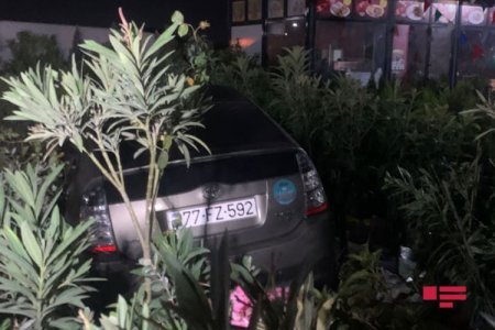 Sərxoş taksi sürücüsü qəbiristanlığın yanındakı güllüyə girdi -FOTO