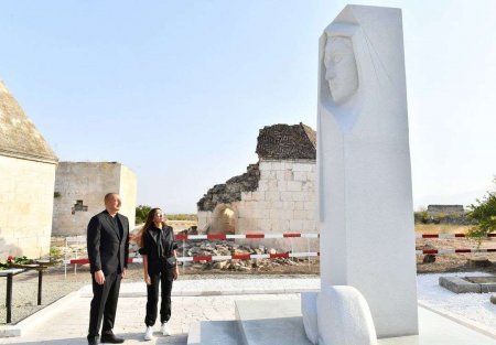 Prezident və xanımı Natəvanın abidəsi açılışında iştirak etdi