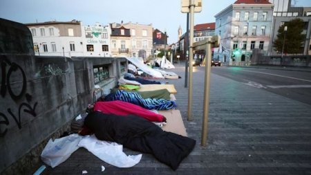 Belçikada qaçqınlar küçələrdə qalır - FOTO
