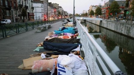 Belçikada qaçqınlar küçələrdə qalır - FOTO