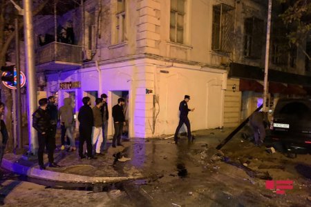 Yük avtomobili binaya çırpıldı, xəsarət alanlar var - FOTO