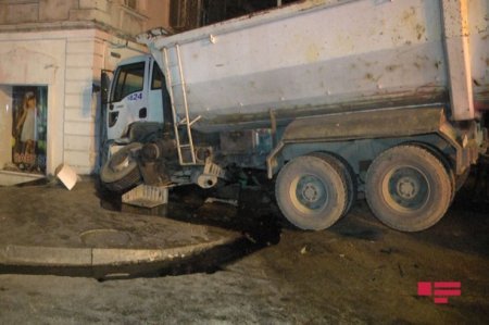 Yük avtomobili binaya çırpıldı, xəsarət alanlar var - FOTO
