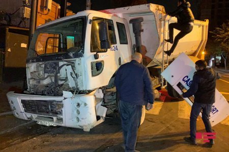 Yük avtomobili binaya çırpıldı, xəsarət alanlar var - FOTO