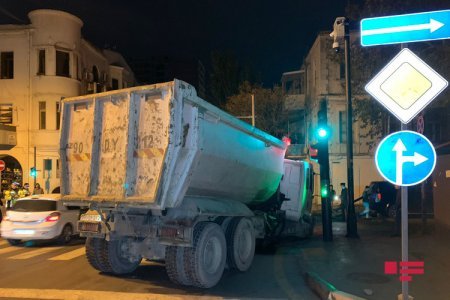 Yük avtomobili binaya çırpıldı, xəsarət alanlar var - FOTO