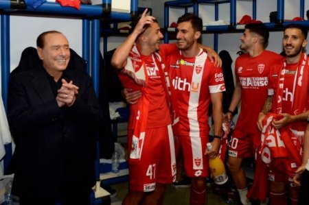 Keçmiş baş nazir futbolçulara SÖZ VERDİ: “Bir avtobus fahişə göndərəcəm”