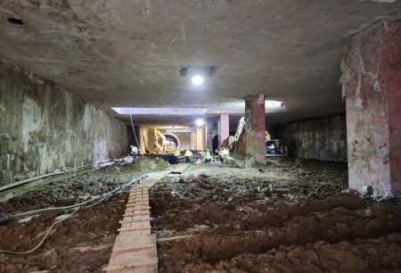 Metronun yeni tikilən stansiyasından FOTOLAR