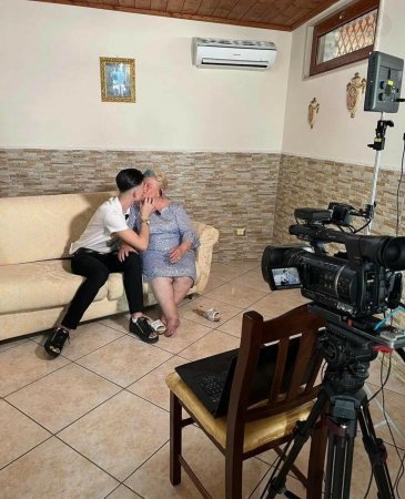 19 yaşlı oğlan nənəsi yaşında milyarderlə nişanlandı - FOTO