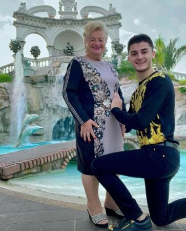 19 yaşlı oğlan nənəsi yaşında milyarderlə nişanlandı - FOTO