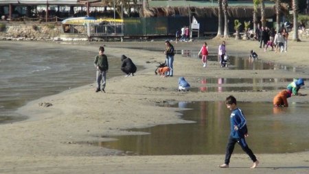 Dəniz suyu 50 metr çəkildi: Hər kəs ŞOKDA - FOTO