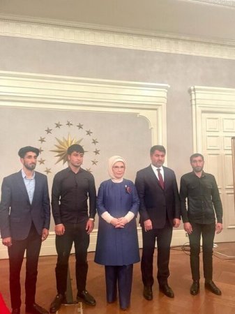 Əminə Ərdoğan bir fotosu ilə məşhurlaşan Sərvəri iftara dəvət etdi - FOTO