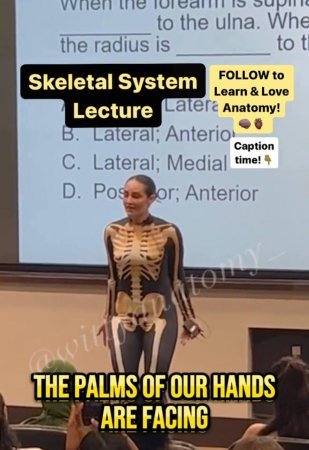 Müəllim dərsdə soyunub, anatomiya fənnini öz üzərində keçdi - FOTOLAR