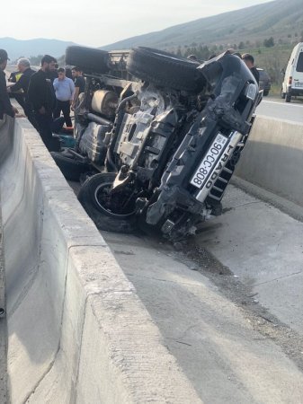 Əflatun Amaşov qəzaya düşdü, maşını aşdı