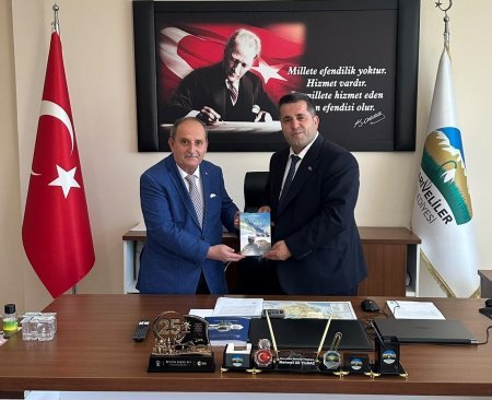 Etibar Həsənzadənin "Zəfərlərə Doğru" adlı kitabı Belediye başkanına və Kaymakama hədiyyə edildi.