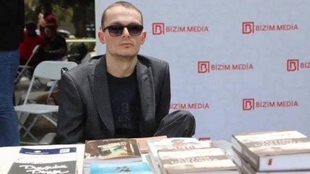 Etibar Həsənzadənin "Zəfərlərə Doğru" adlı kitabı Belediye başkanına və Kaymakama hədiyyə edildi.